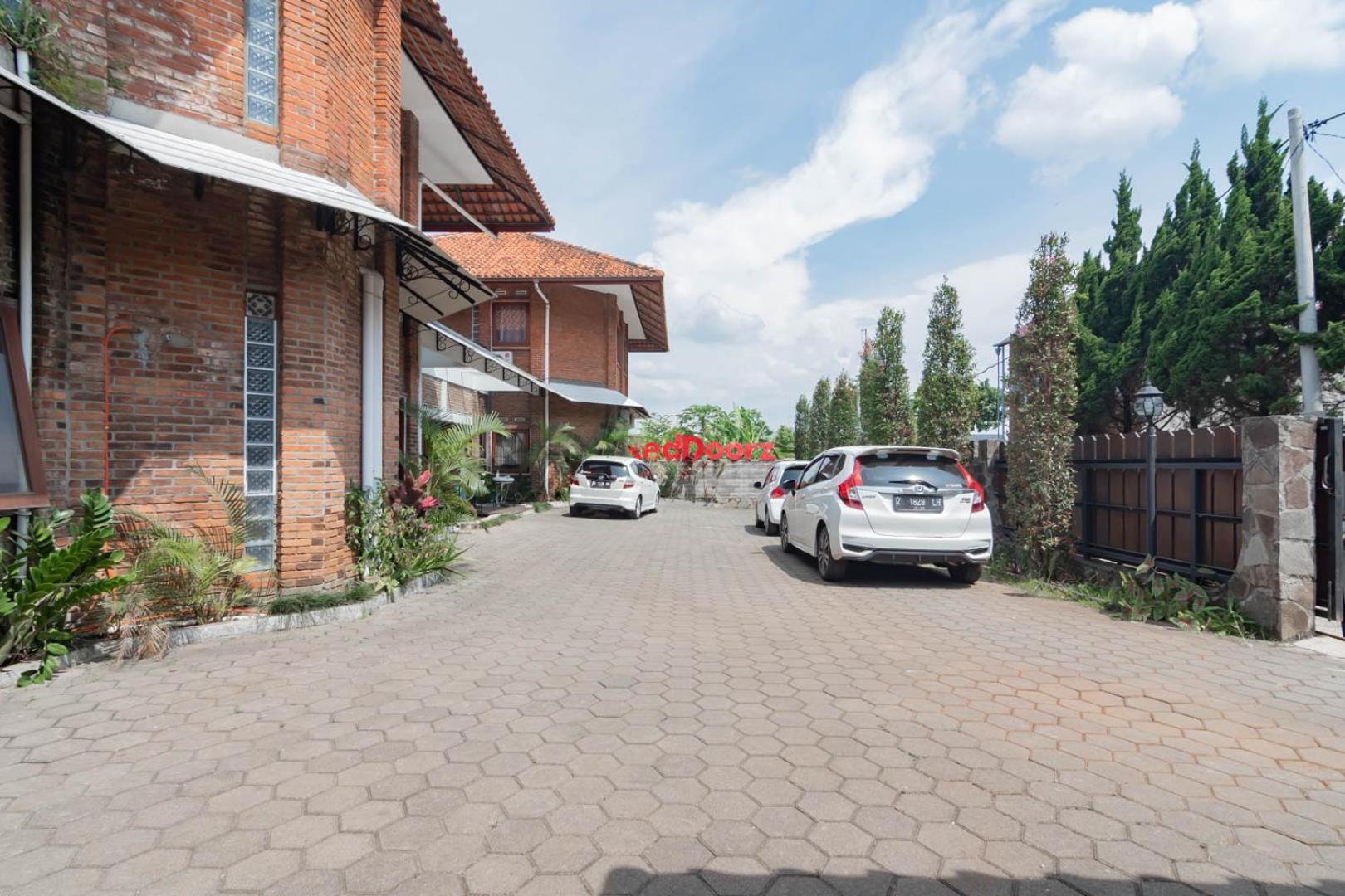 Reddoorz Plus Near Dago Pakar Bandung Buitenkant foto
