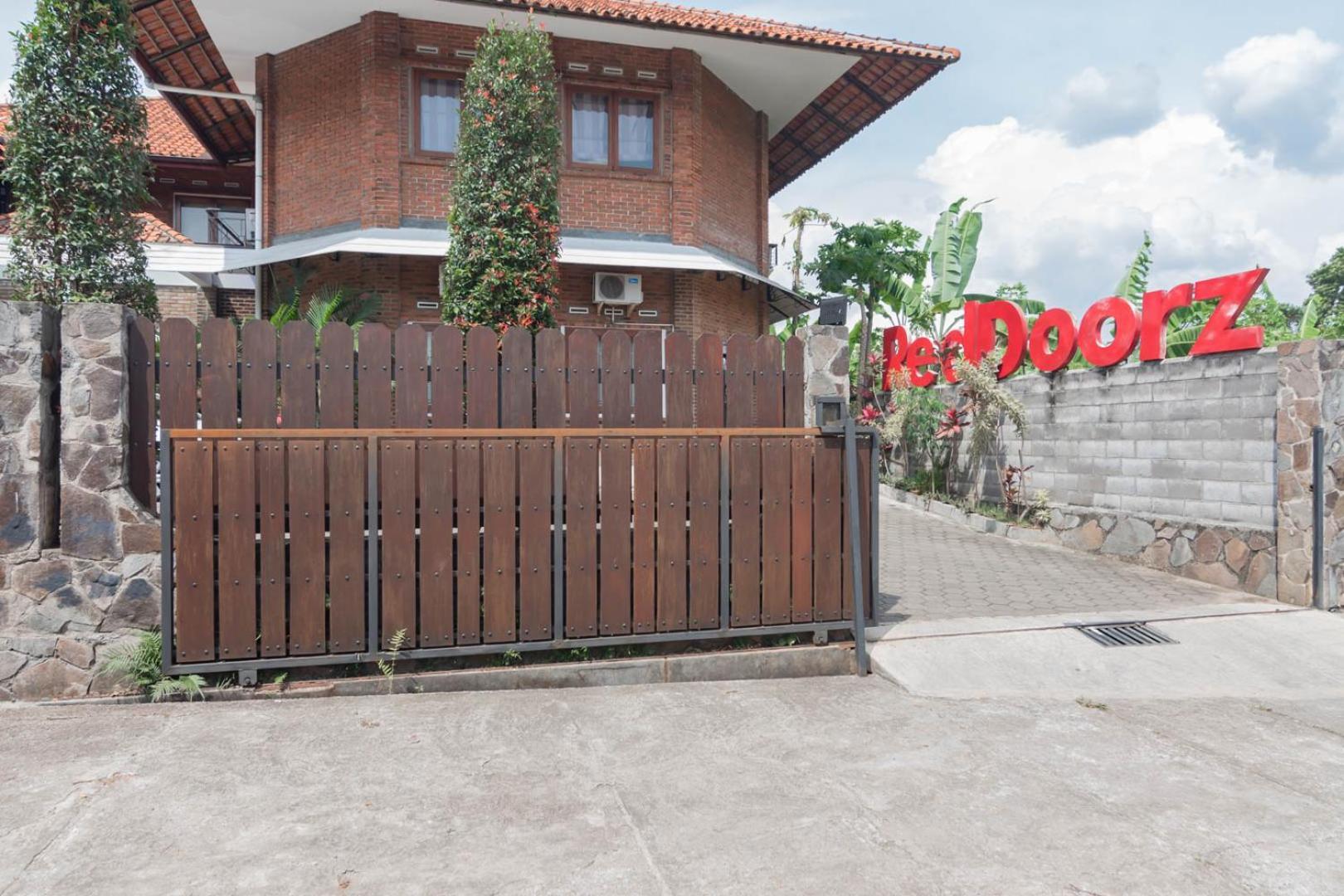 Reddoorz Plus Near Dago Pakar Bandung Buitenkant foto